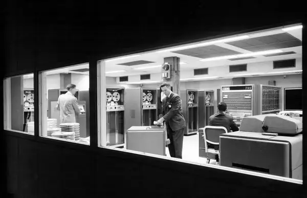 Архивная фотография зала IBM 709 с вычислительной системой и периферией