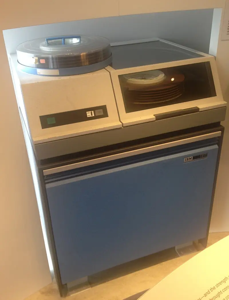 Напольный накопитель IBM 1311 со съёмным дисковым пакетом