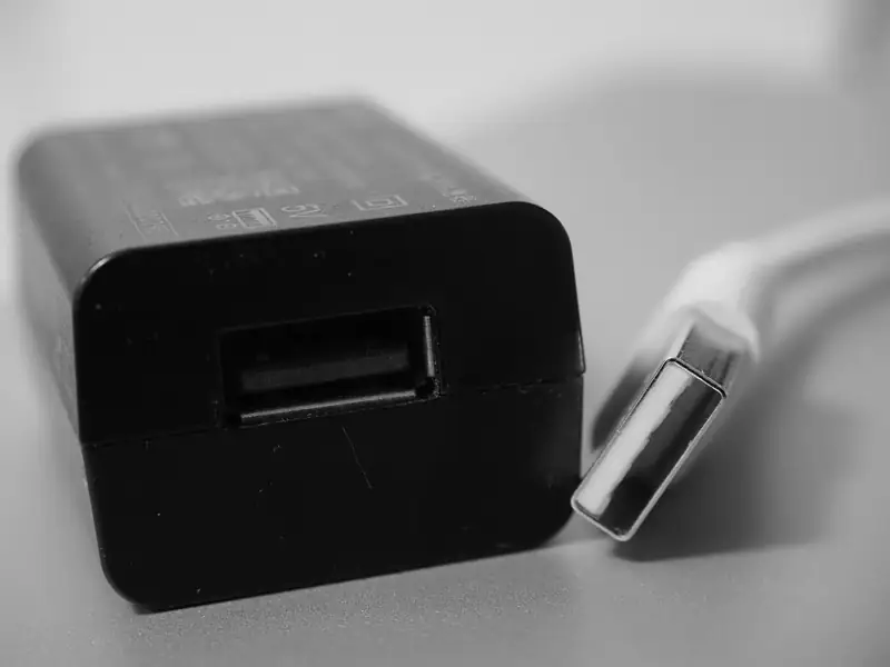 Прямоугольный штекер USB-A рядом с гнездом