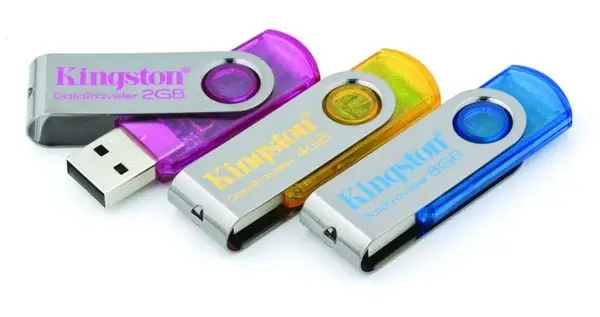 Несколько USB-накопителей из музейного обзора портативного хранения