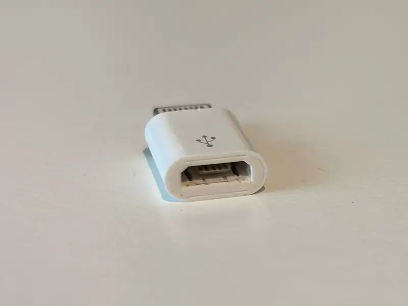 Переходник Lightning на Micro-USB с видимыми соединителями