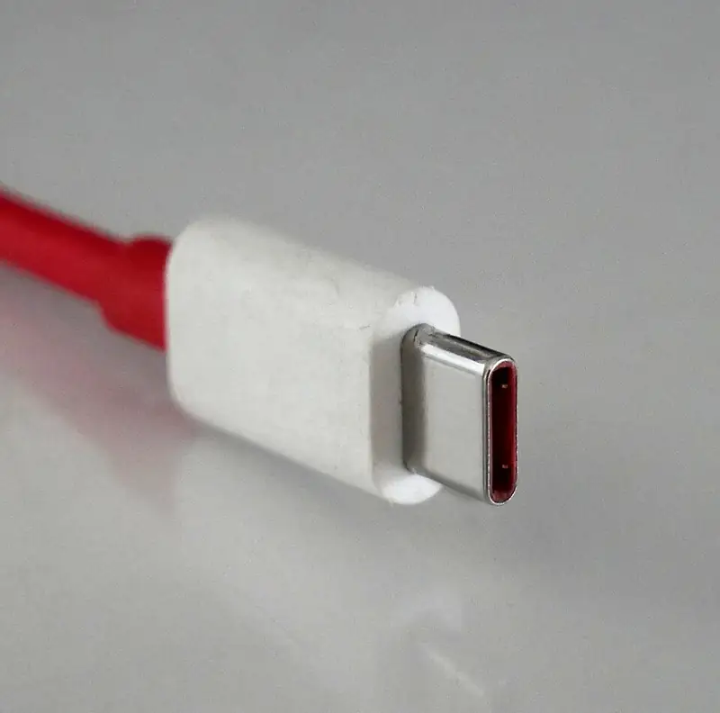 Симметричный овальный штекер USB-C крупным планом