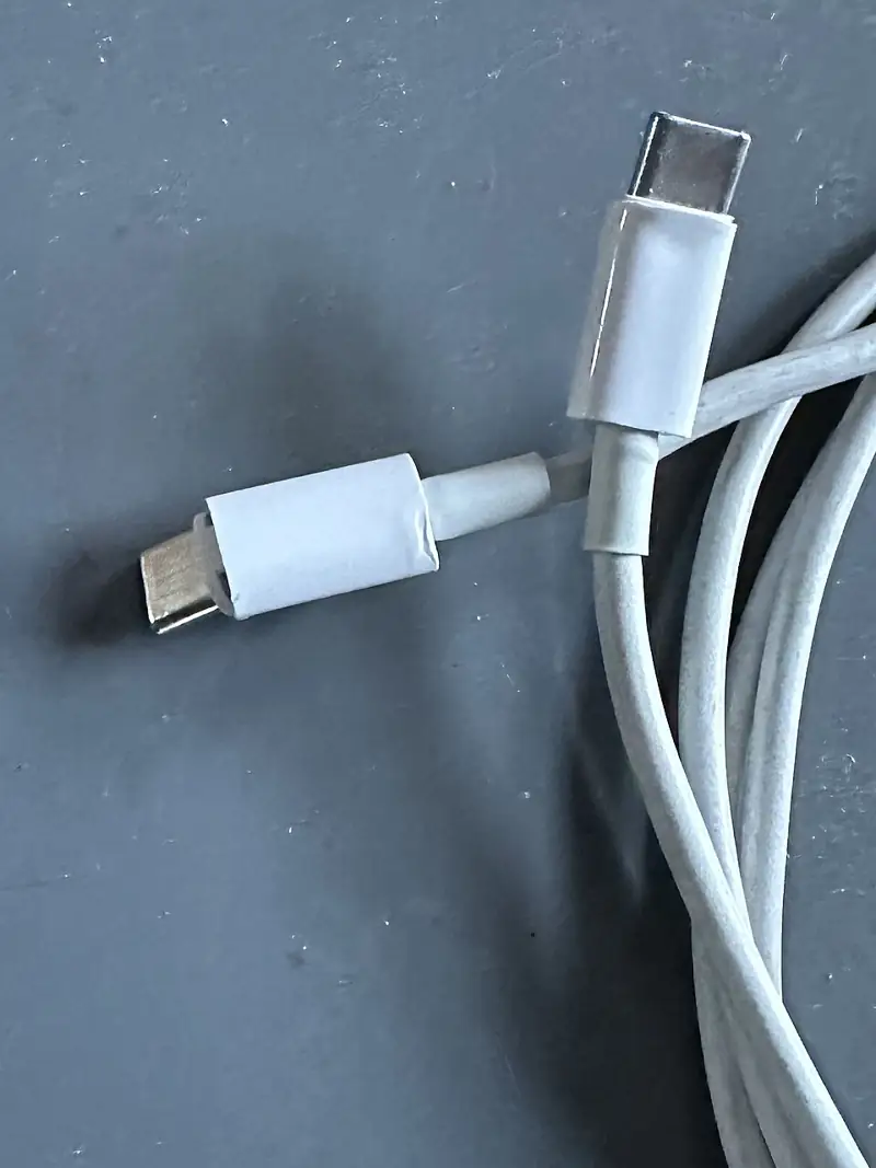 Кабель с USB-C штекерами на сером фоне