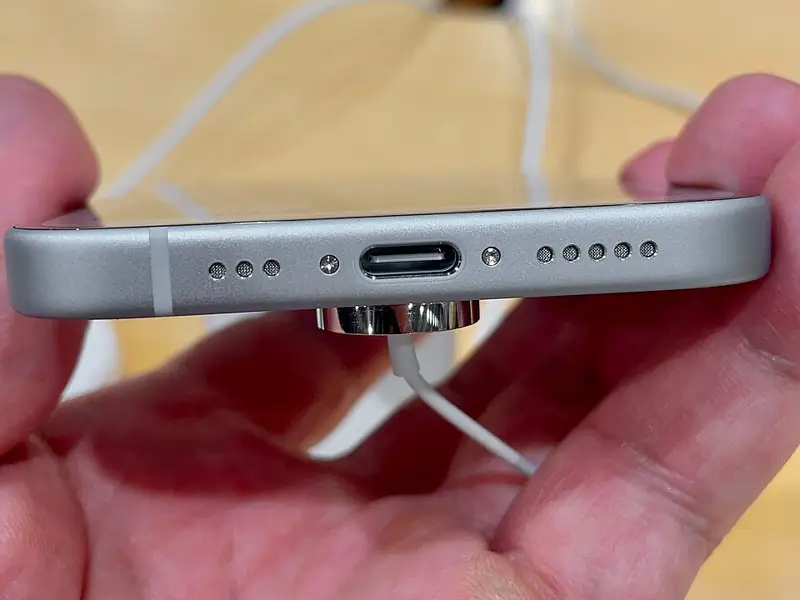 Нижняя грань iPhone 15 с разъёмом USB-C между динамиками