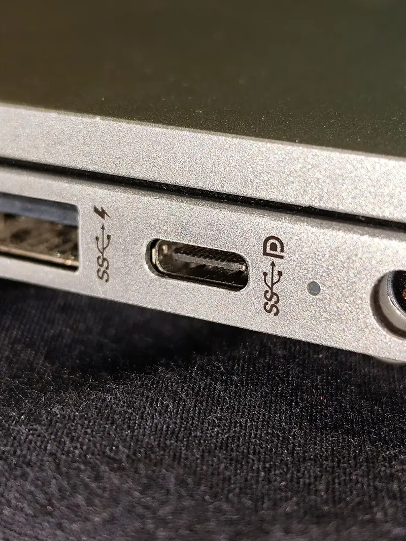 Гнездо USB-C на боковой грани ноутбука