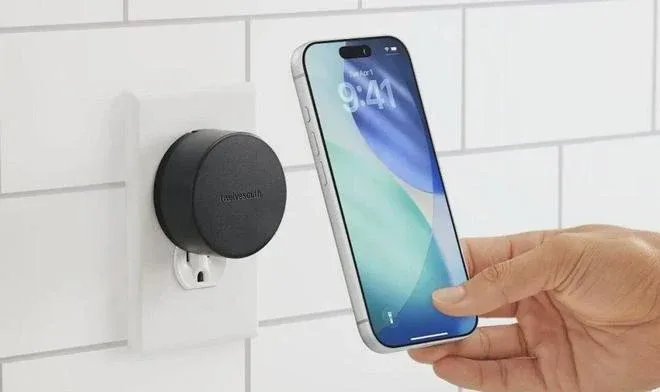 Зарядник Twelve South PowerBug в розетке, iPhone примагничивается к панели