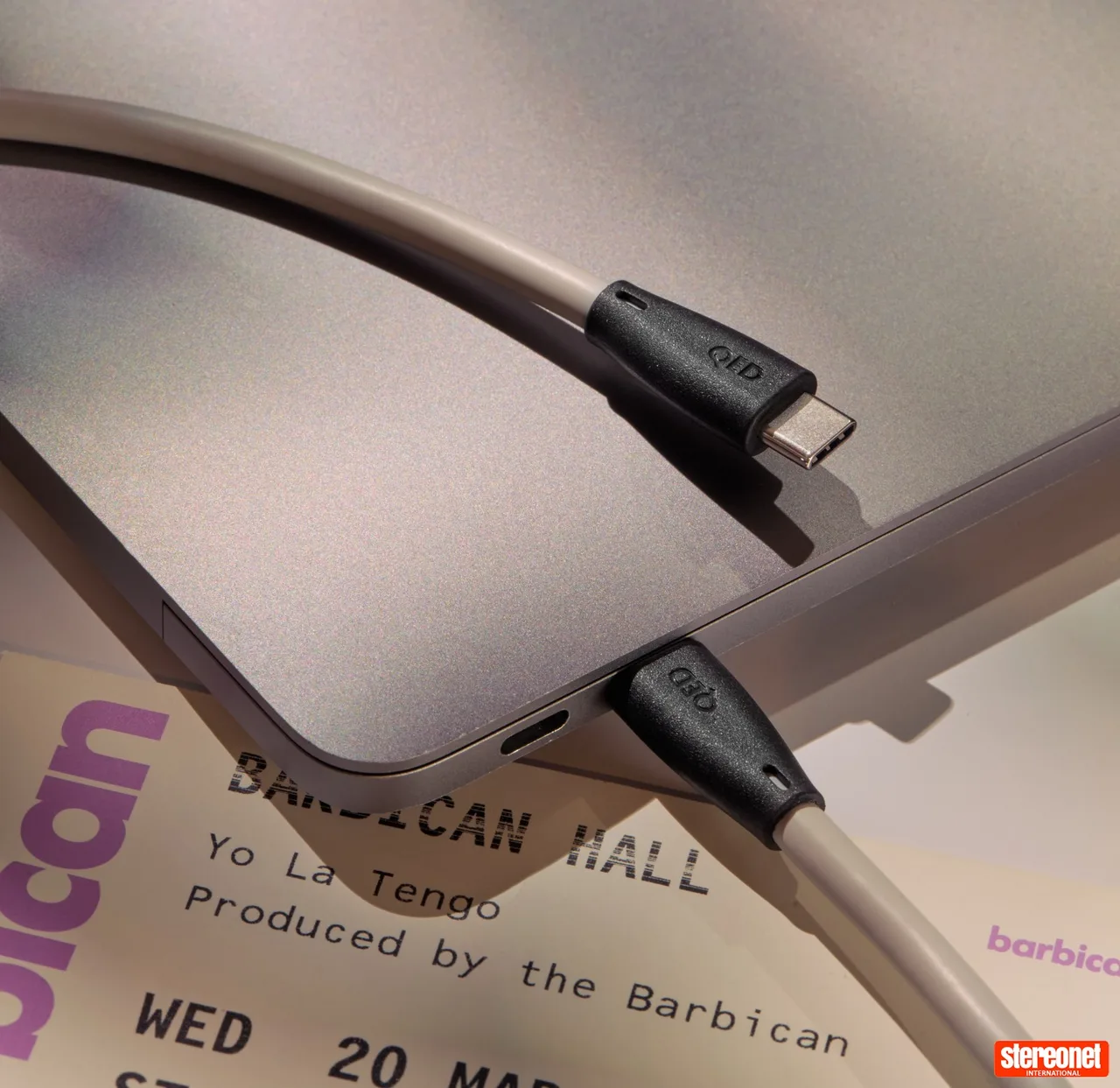 Кабель QED Performance USB-C, подключённый к ноутбуку