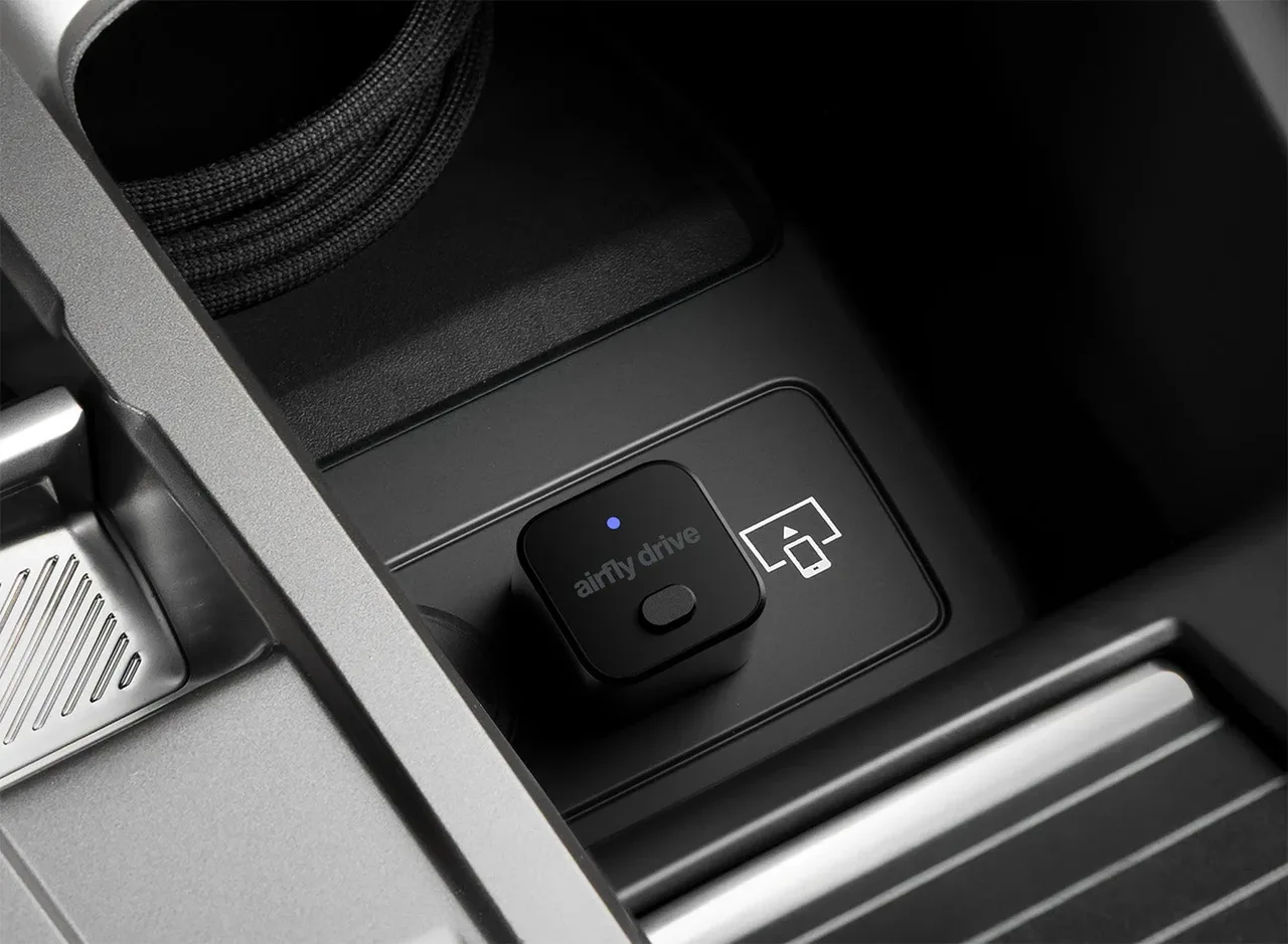 Адаптер Twelve South AirFly Drive в USB-порту автомобиля